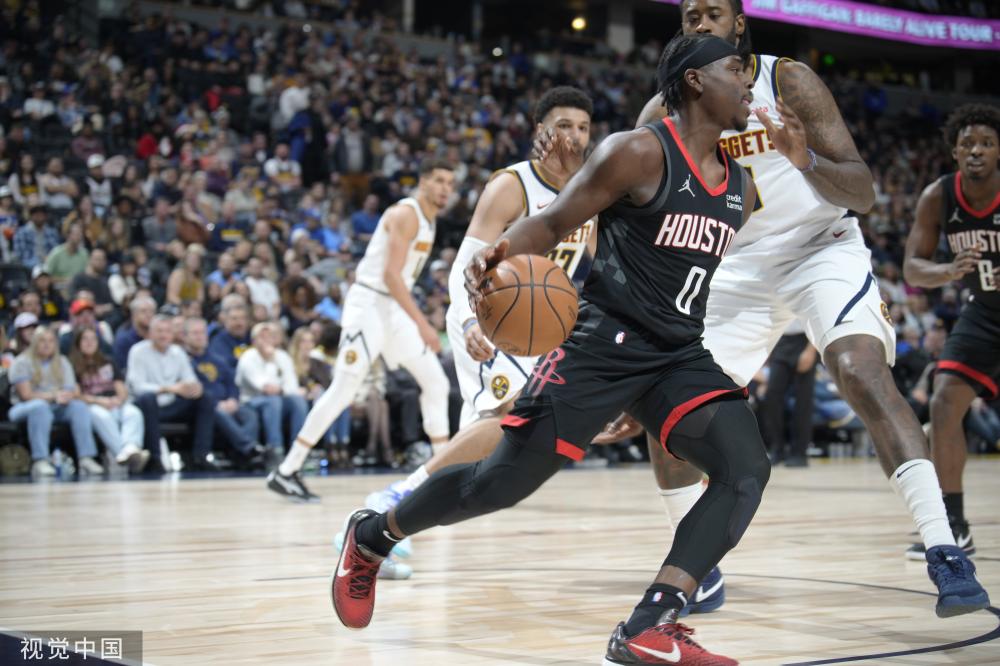 他在接受专 他在接受专